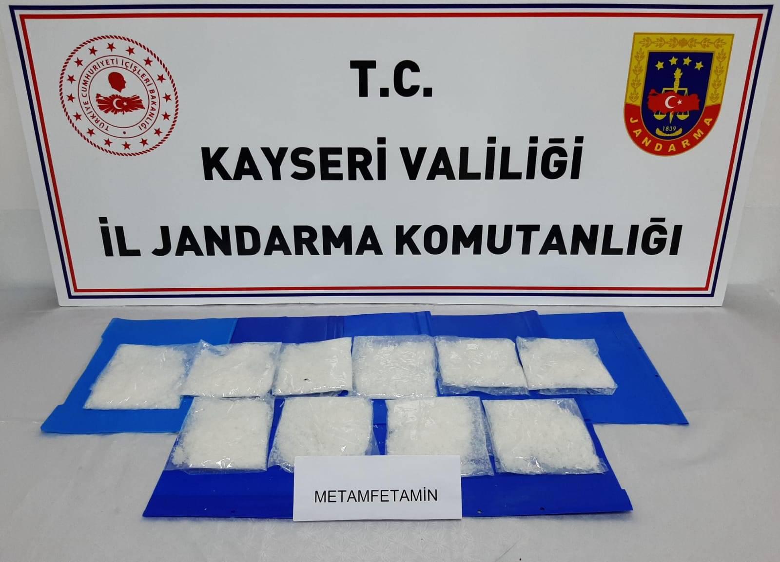 İp topu makarasına uyuşturucu saklayan 2 kişi yakalandı